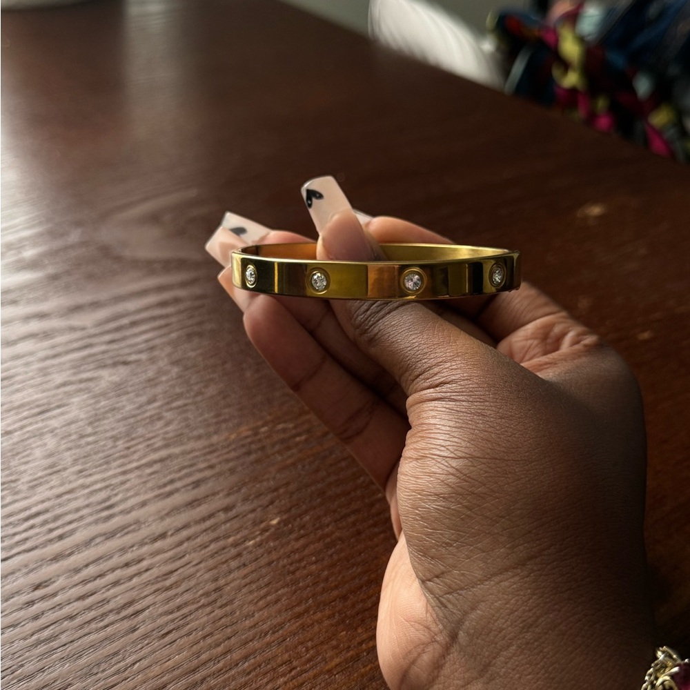 gold bracelet read description, can submit offer